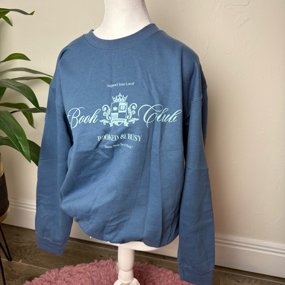 Book Club Two-Tone Sweatshirt with Novel Slogan - Cozy & Stylish - Picture 4 of 8